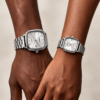 Montres Casio argentées assorties sur deux poignets Ensemble Montre CASIO Couple