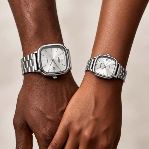 Montres Casio argentées assorties sur deux poignets Ensemble Montre CASIO Couple